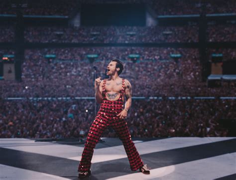 Harry Styles’ “Love on Tour” – A Euphoric Symphony of Self-Expression and Glitter!